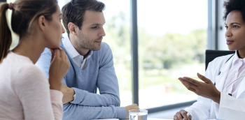 Consultation entre un médecin et un couple