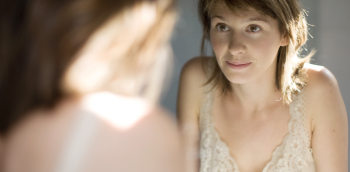 une femme se regard dans un miroir
