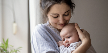 Une femme avec un bébé dans les bras