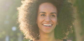 portrait d'une femme qui sourit