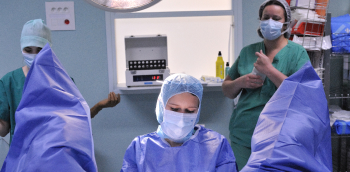 Un médecin en blouse bleu effectue un prélèvement sur une personne