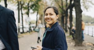 Femme qui sourit dans la rue