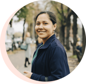 Une femme sourit dans la rue