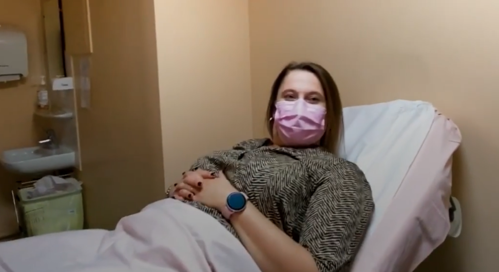 Femme allongée sur un lit avec un masque