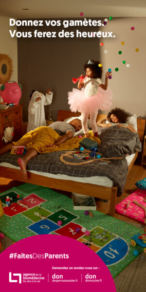 Bannière aux dimensions 300x600 Deux enfants font des bêtises dans la chambre de leurs parents pendant que ces derniers essaient de dormir.