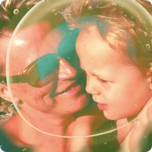 Une femme joue avec son fils né d'un don