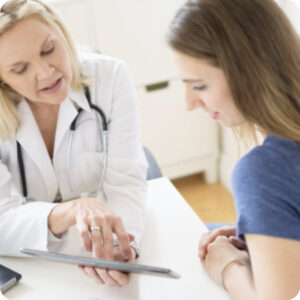 Une femme consulte son médecin