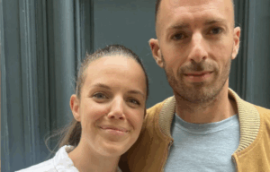 Un couple sourit à la caméra - Bliss Stories