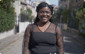 femme face à la caméra qui sourit